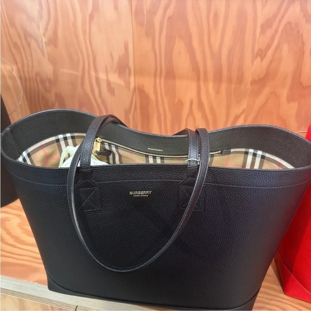 Women’s Burberry pebble grain leather check lined large shopping tote Italy - Picture 14 of 14